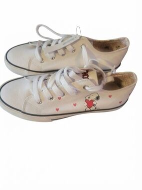 Peanuts White Canvas Sneakers with Pink Heart Snoopy Graphic